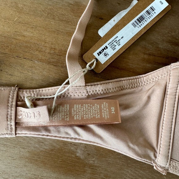 SKIMS Clay Wireless Form T-Shirt Bra - Picture 6 of 6